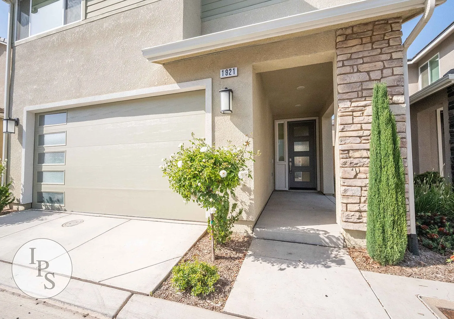 Newer Clovis 2-Story Home, 3BR + Den / 2.5BA, Built 2020 - Lots of Amenities! — Photo 2
