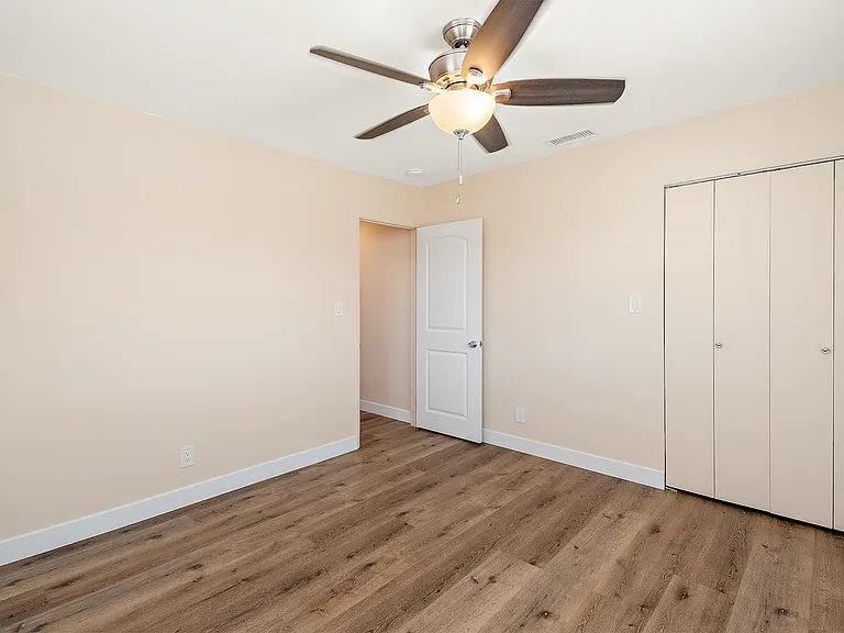 430 N Maria Ave — Photo 22