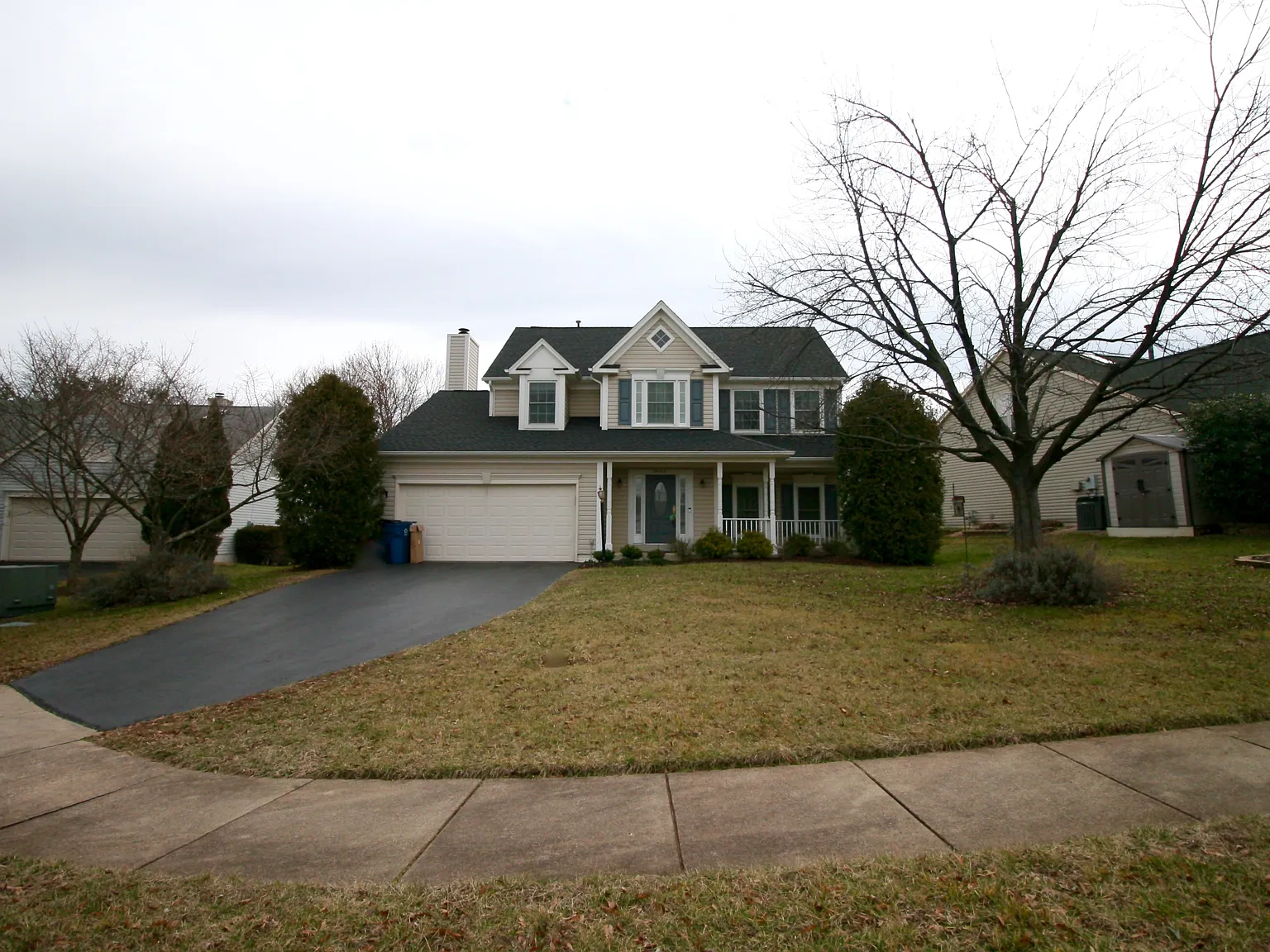 4 bedroom single family home in Ashburn Village — Photo 1