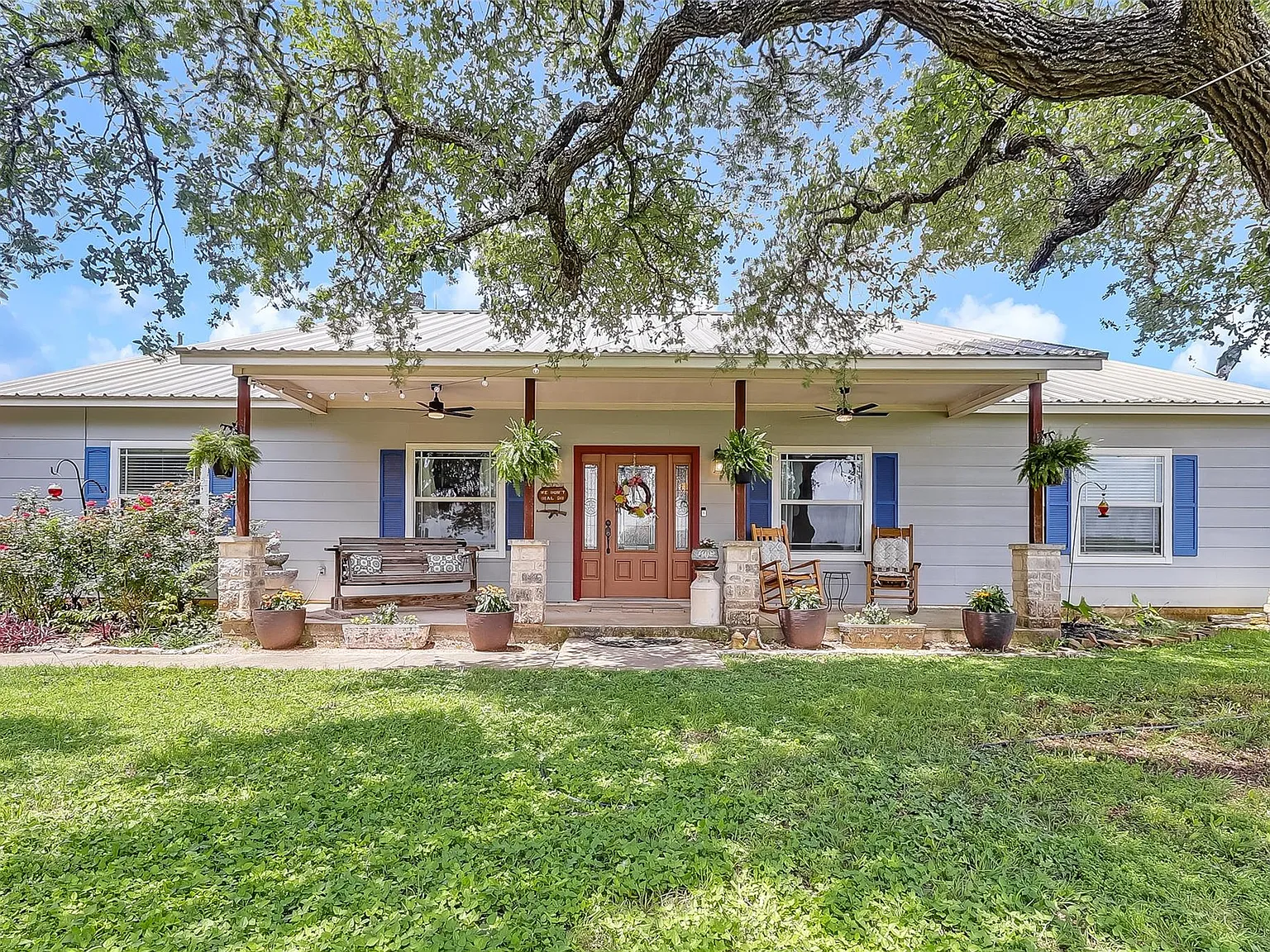 4 bed, 2.0 bath, 2150 sqft, $2,700 — Photo 1