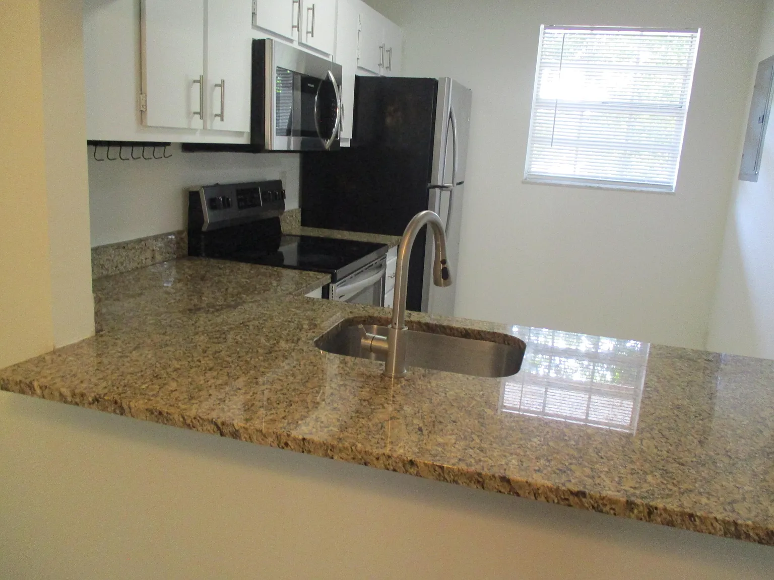 2 bed, 2.0 bath, 914 sqft, $2,100 — Photo 2