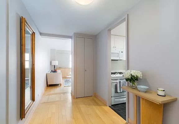 4th image of 345 W 58th St #11YS