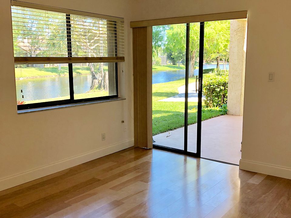 1st image of 10 Wimbledon Lake Dr #10