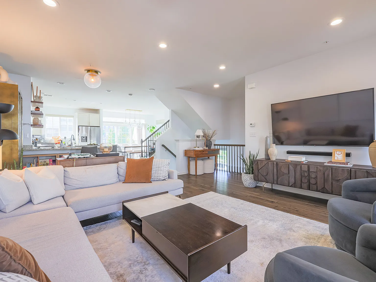 3 bed, 2262 sqft, $3,700 — Photo 4