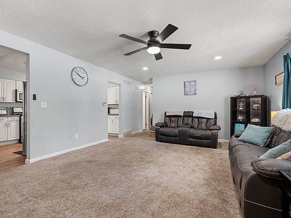 3rd image of 40 Normandy Cir