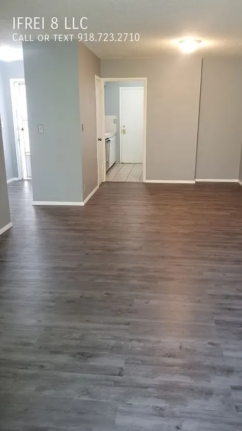 2 bedroom 1 bath first level side by side duplex with single car garage — Photo 2