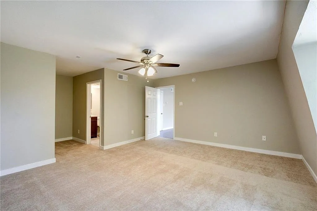 1 bed, 1.0 bath, 903 sqft, $899 — Photo 2