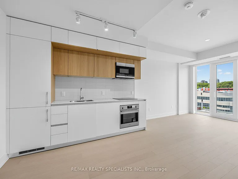 322 Dupont St #907 — Photo 4