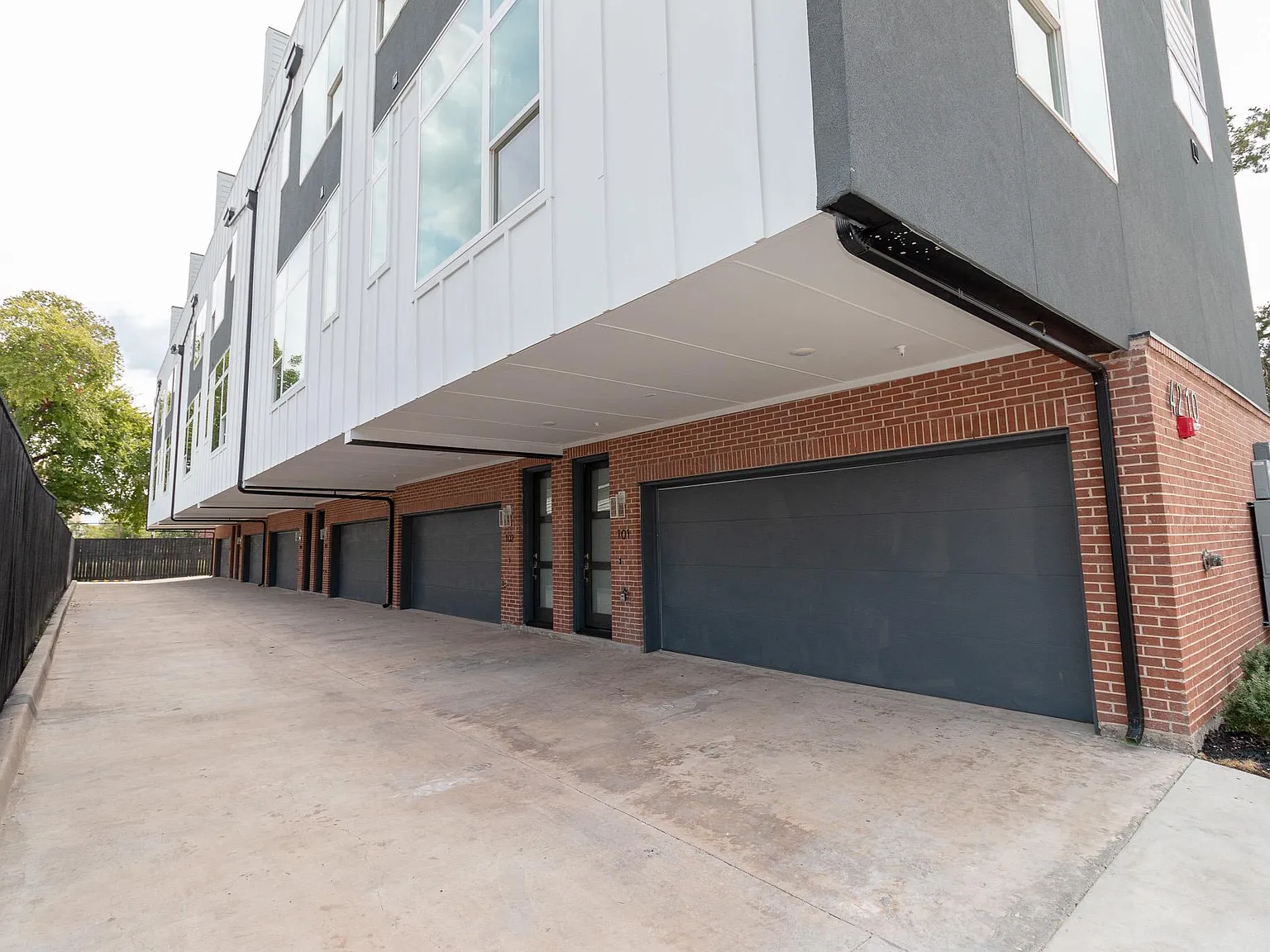 2 bed, 2.5 bath, 1965 sqft, $3,300 — Photo 2