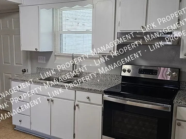 1638 Keeble St — Photo 3