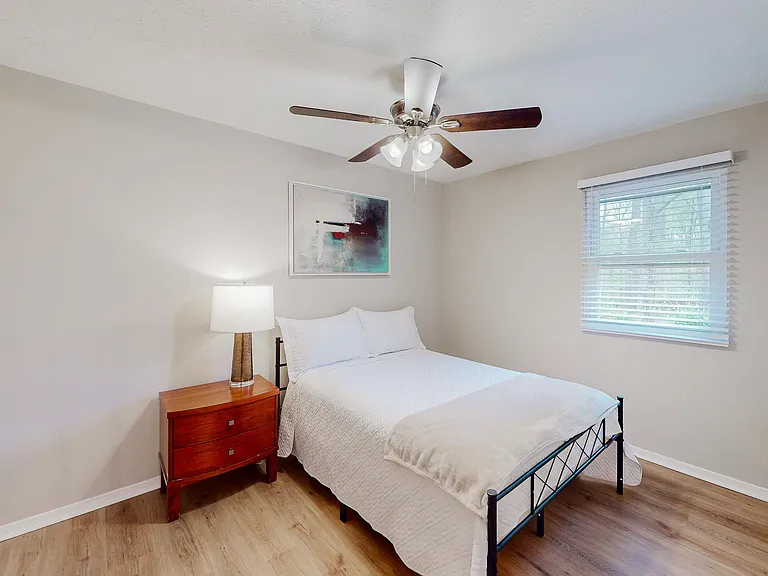 Bedroom full size bed & ceiling fan