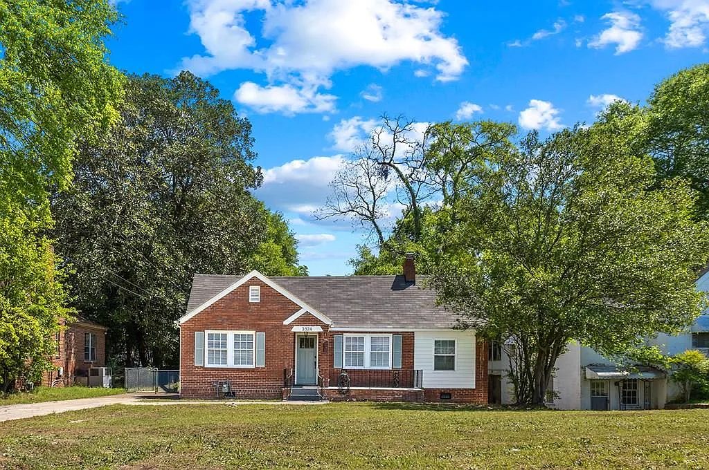 3324 Woodlawn Ave photo 1