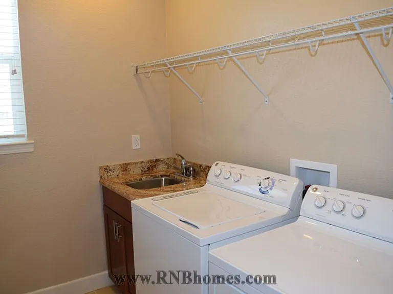 900 Lyon Pl — Photo 17