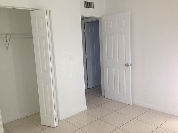 4th image of 1090 NE 129th St APT 404