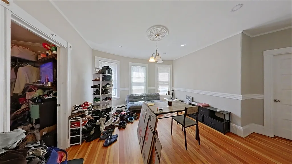 3 bed, 1.0 bath, 1100 sqft, $3,000 — Photo 2