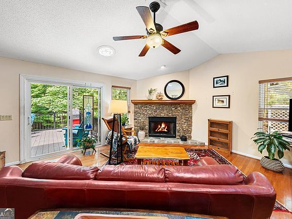 3rd image of 1303 S Arrowhead Dr