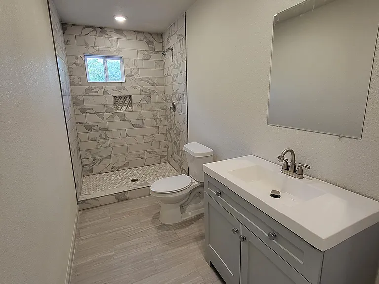 2417 Castroville Rd — Photo 10