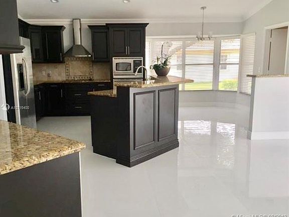 3rd image of 1243 Manor Dr S