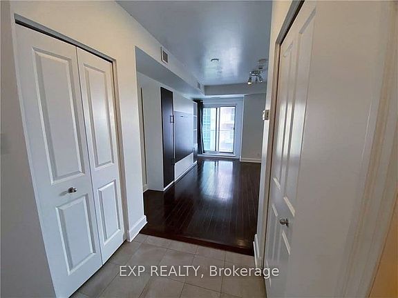 4th image of 242 Rideau St #2208