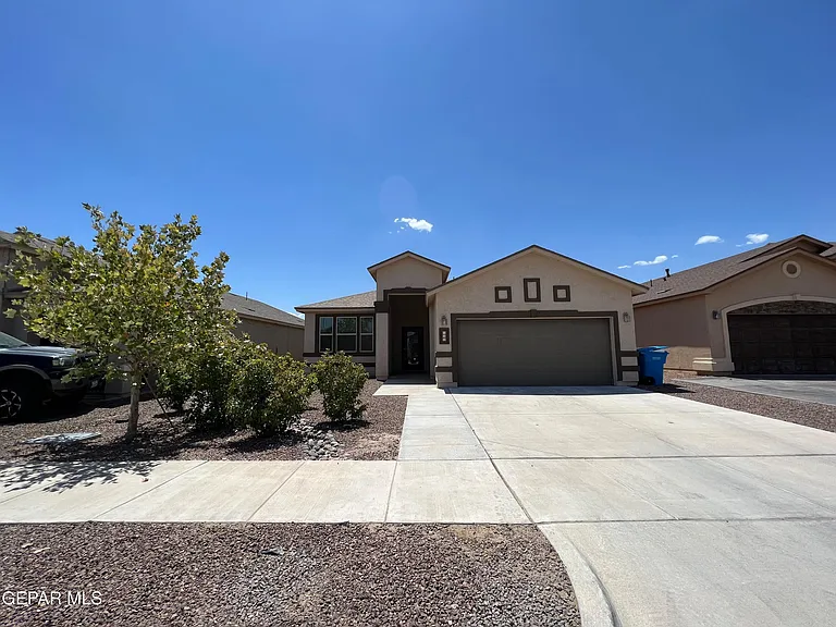 147 N Manzanita Dr — Photo 1