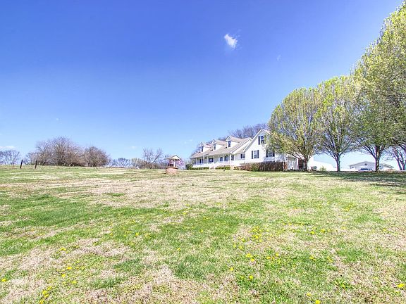3rd image of 615 Newton Ln