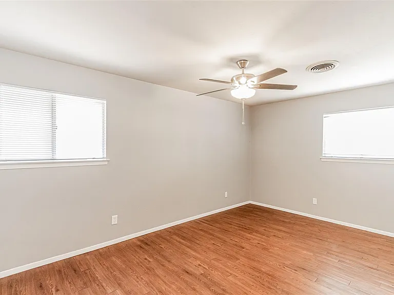 1021 Patricia St — Photo 11