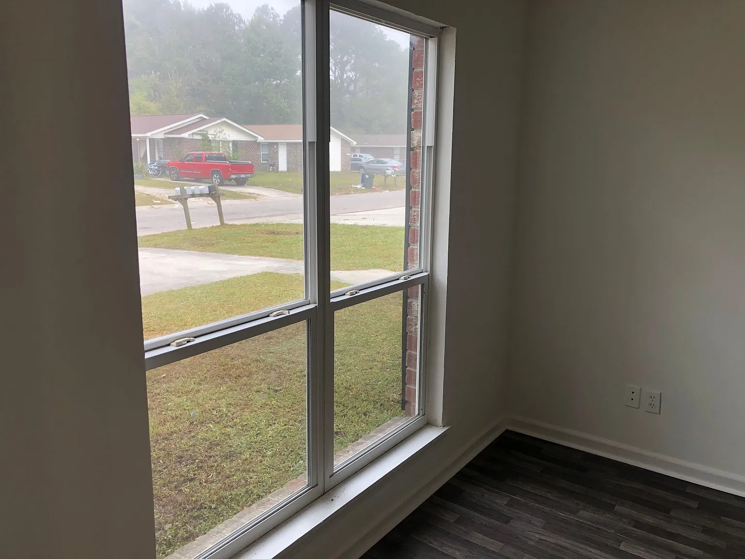 Townhouse unit in trendy Summerville — Photo 2