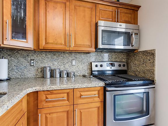 2nd image of 1000 NE 14th Avenue #305