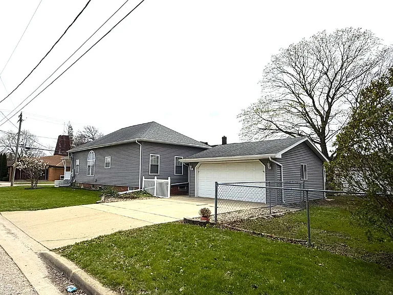402 S Illinois St — Photo 4