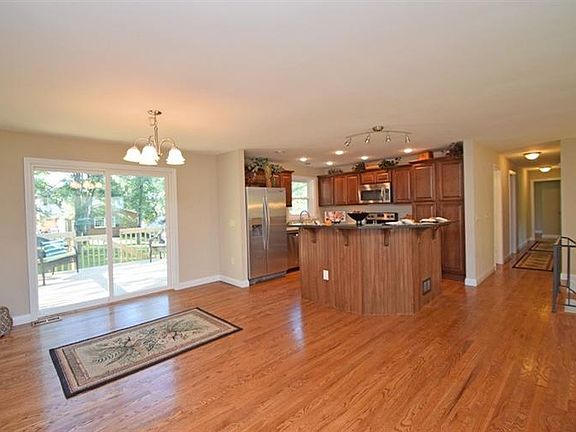 3rd image of 10643 Knollview Dr