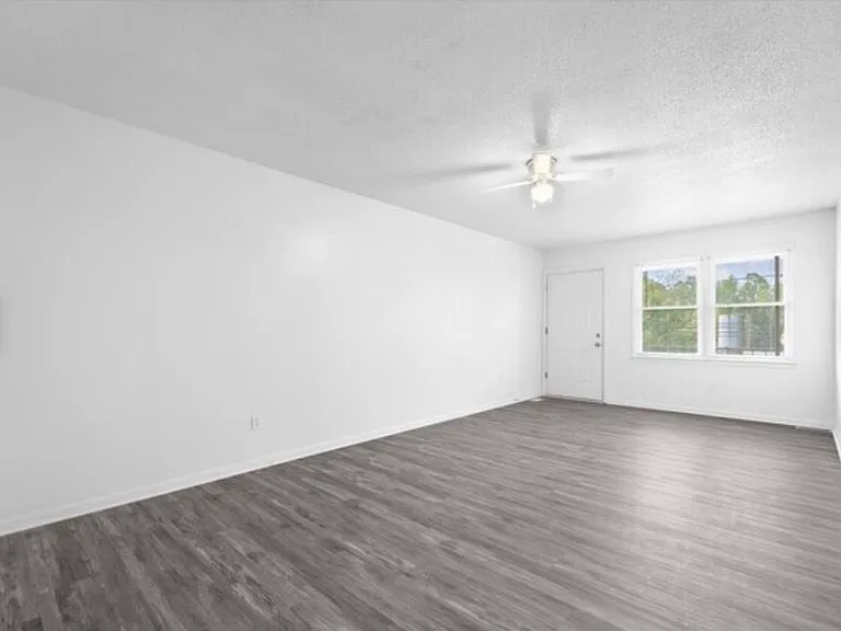 1008 Trinity St — Photo 6
