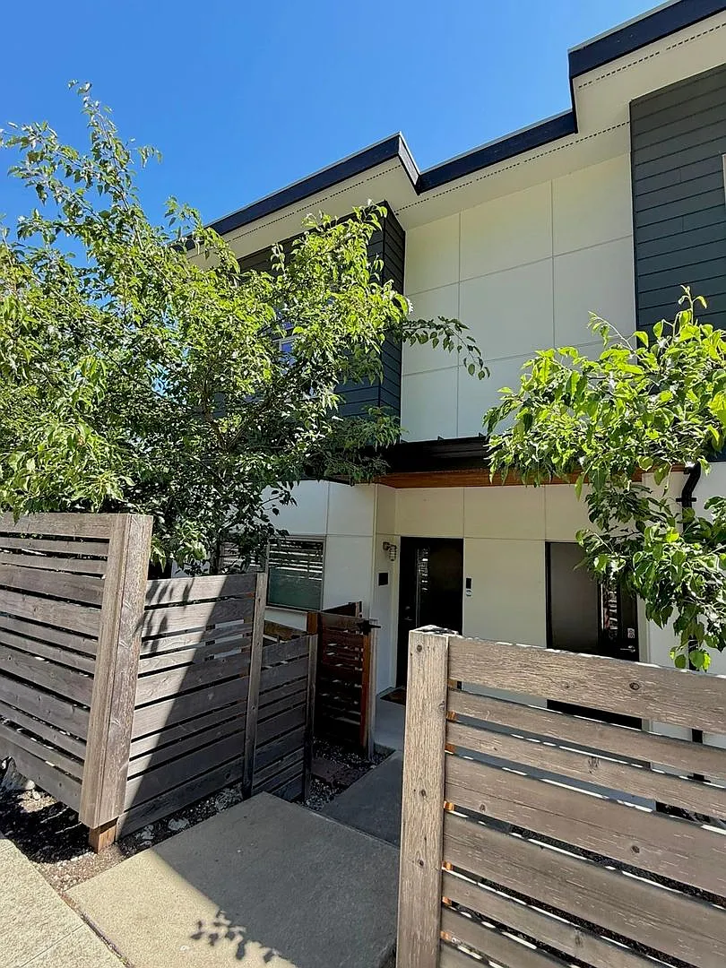 Contemporary 3BR Seattle Townhome Comfort Meets Functional — Photo 3