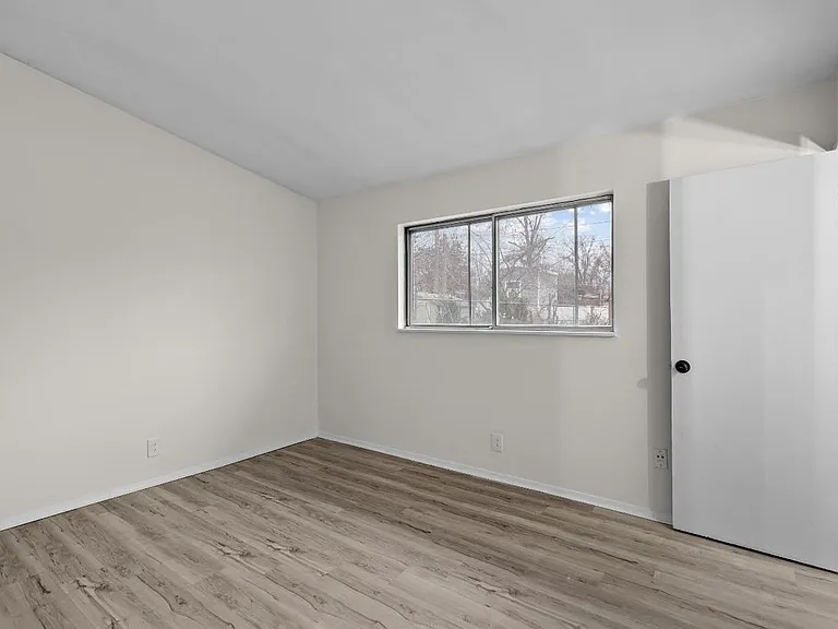 1950 Thunderbird Ave — Photo 13
