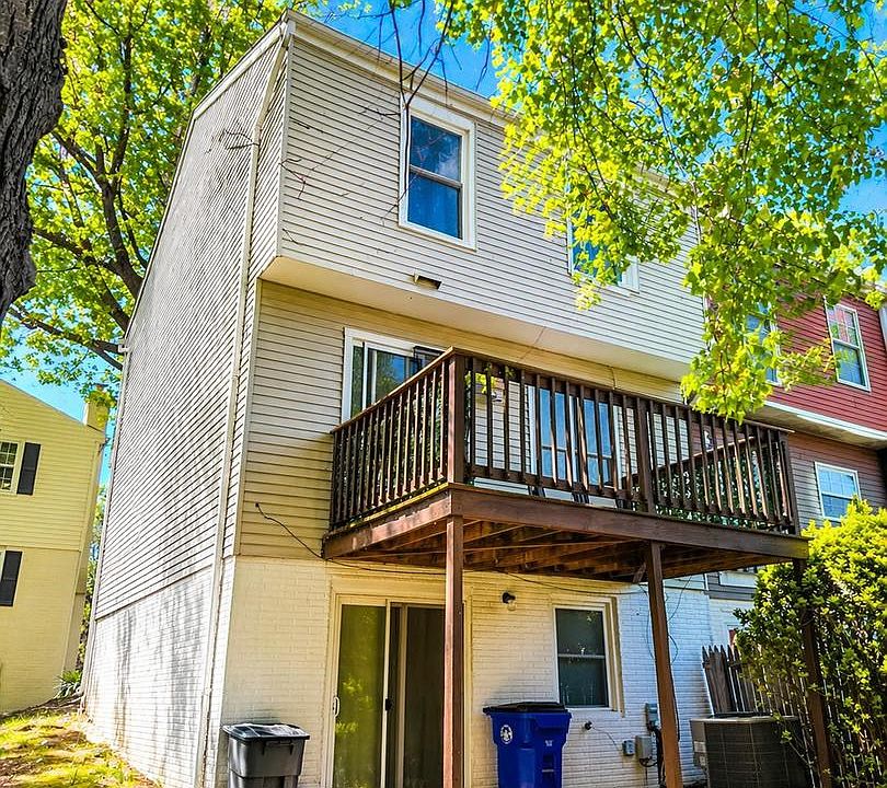 2nd image of 1667 Colonial Way