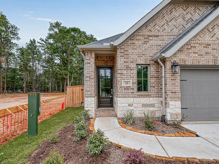 308 Mullins Ct — Photo 6