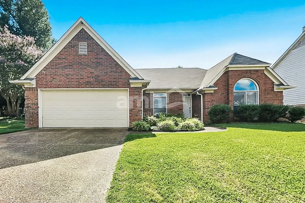 3 bed, 2.0 bath, 2109 sqft, $2,250 — Photo 1