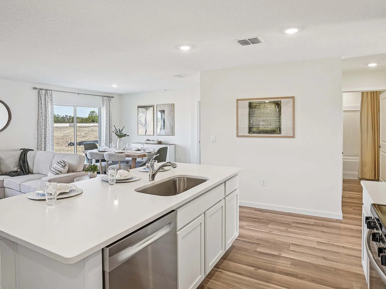 3 bed, 1400 sqft, $2,000 — Photo 2