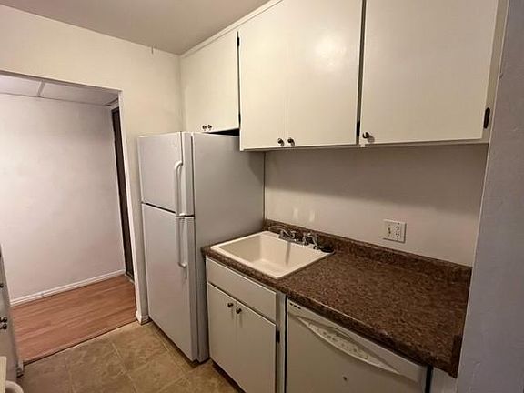 4th image of 2955 Lakeside Dr Unit 120