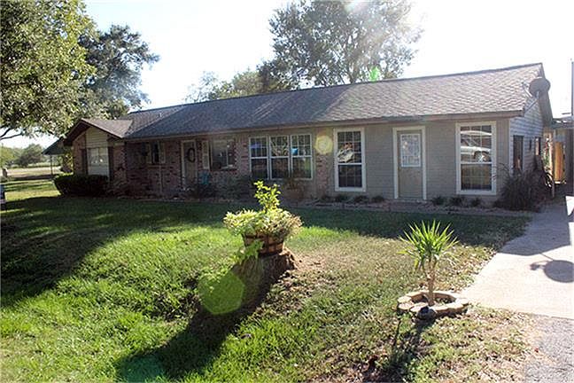 1st image of 215 Siesta St