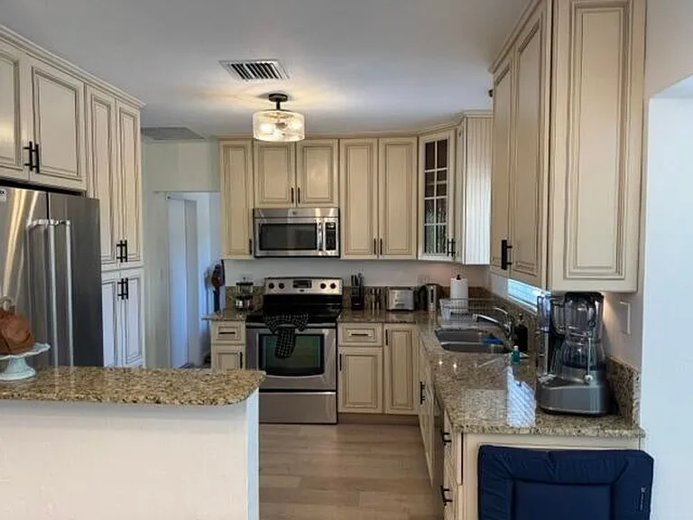 632 SW 8th Ave — Photo 6