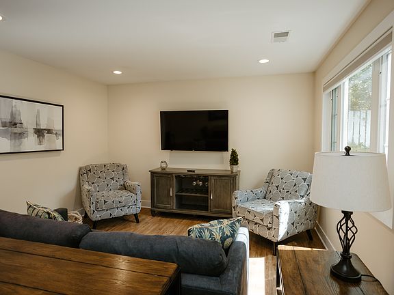 4th image of 341 S Lakeshore Dr