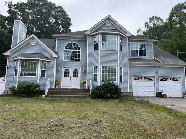 126 Maple Lane, Medford, NY 11763