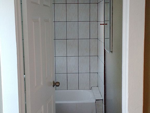 2nd image of 9414 Parmelee Ave #4