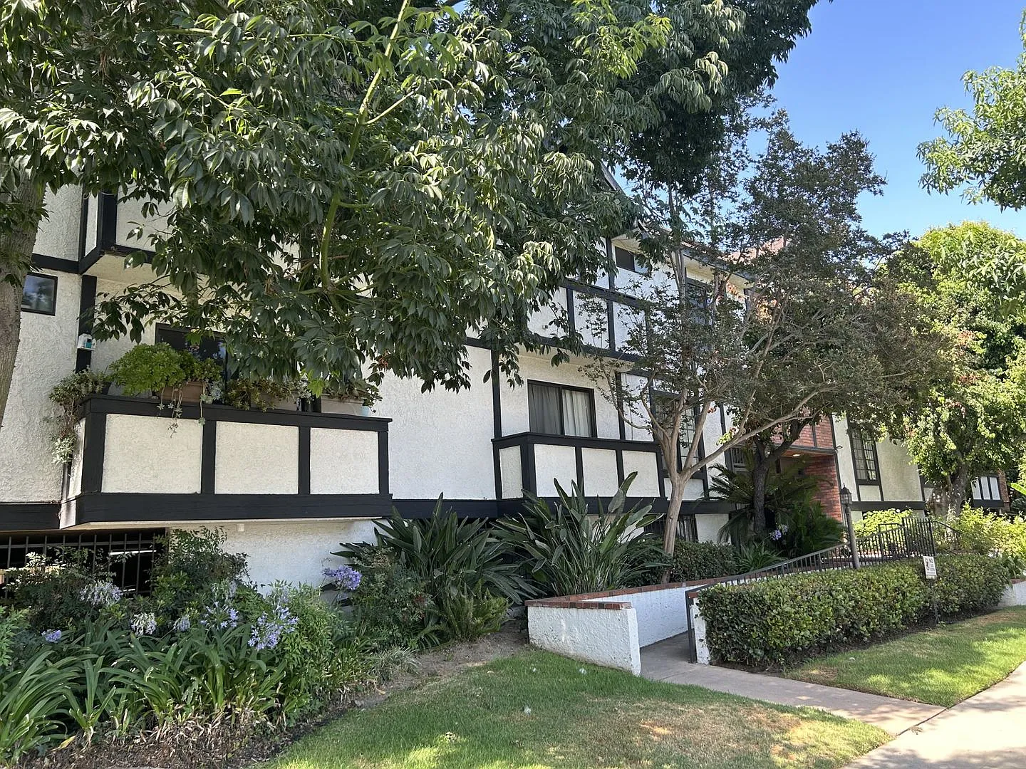 Burbank Apartments — Photo 2