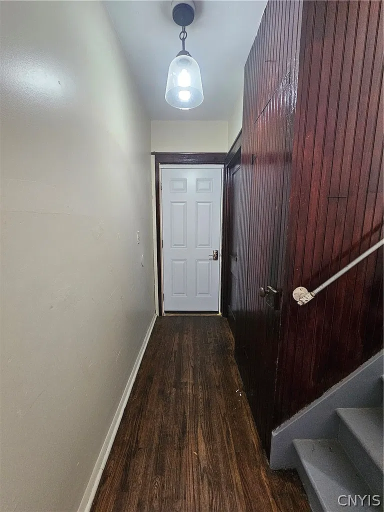 3 bed, 1.0 bath, 4040 sqft, $1,500 — Photo 2