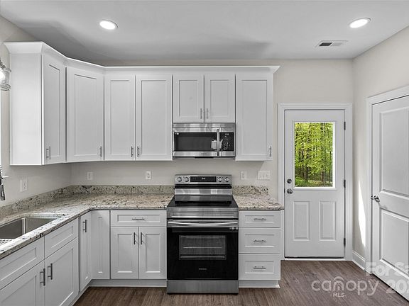 5th image of 2609 Pickway Dr