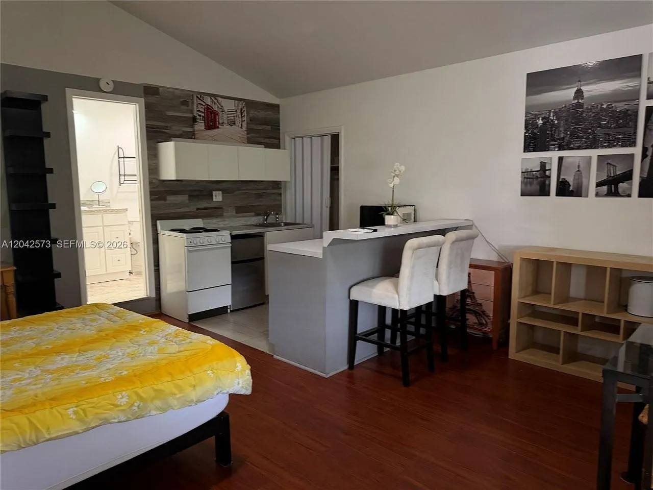 Studio, 1.0 bath, 650 sqft, $1,400 — Photo 2