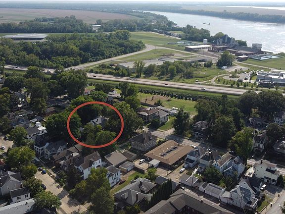3rd image of 1216 SE Riverside Dr