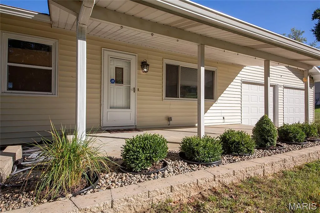 2 bed, 1.0 bath, 1350 sqft, $1,850 — Photo 2