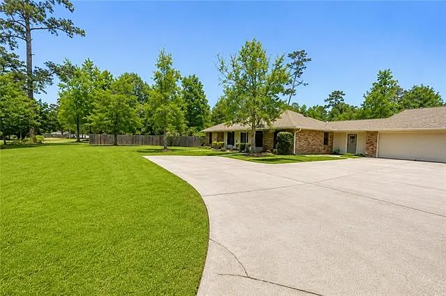 4 bed, 2.0 bath, 2060 sqft, $2,600 — Photo 3